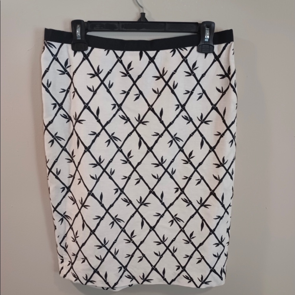Talbot Brand Ladies Skirt. Size 8 White Base with Black Liner Design.